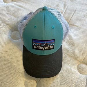 Women’s Patagonia ball cap.